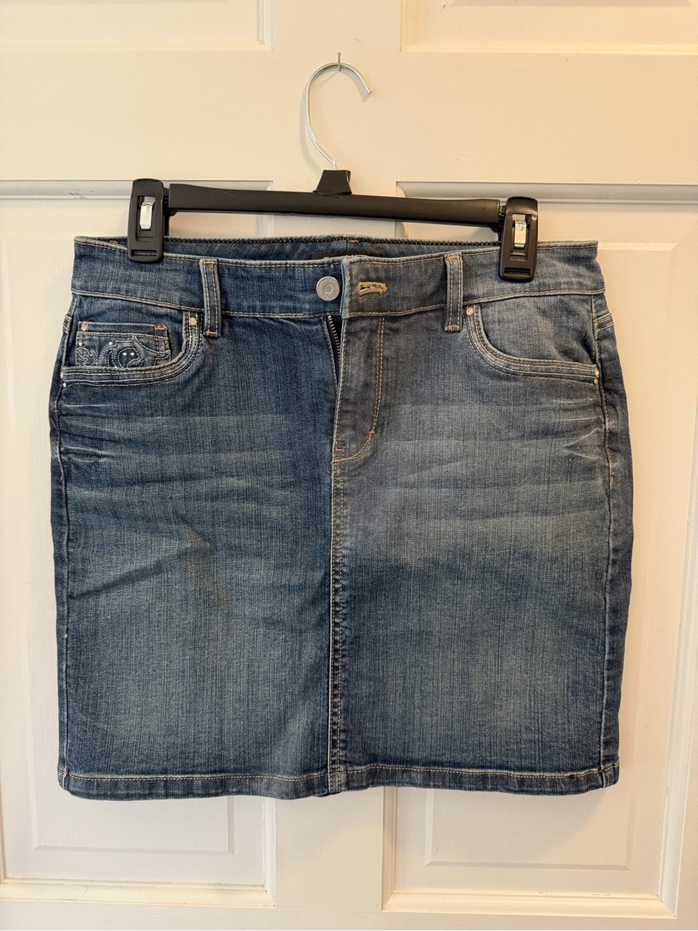 NWT!! WHBM, super cute Women’s Embroidered Pocket miniskirt.